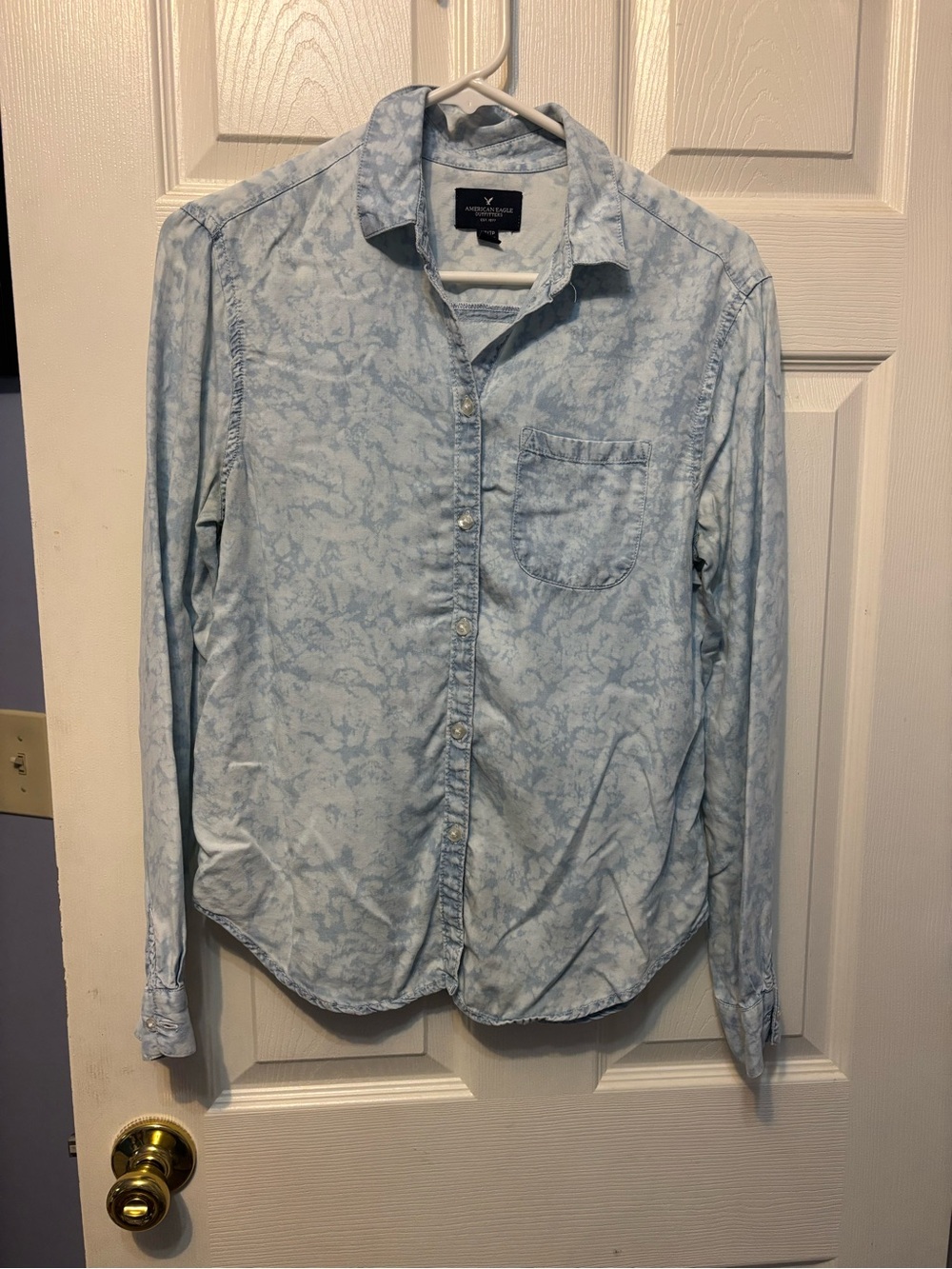 Womenβs American Eagle Light Blue Acid Wash Button-Up Chambray Shirt XS